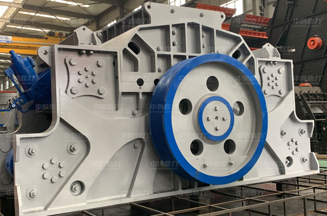 中細碎臥式旋回破碎機圖片